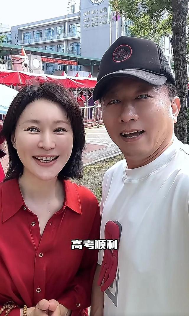 房子斌一家游大理，杨雨婷脸肿馒化严重，18岁女儿大学曝光太优秀