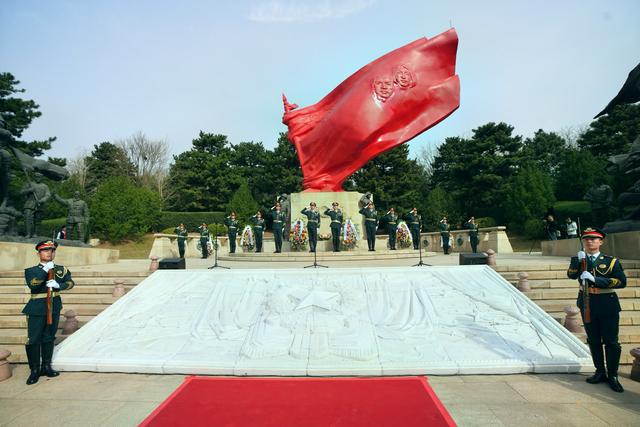 八宝山公墓中	，受祭拜最多的是谁？81号墓安葬着谁？无名墓碑是谁