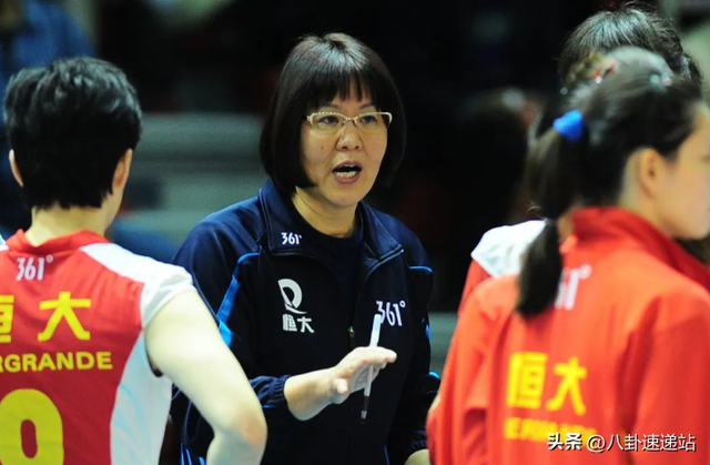 退休四年，65岁郎平再破“天花板”，重回女排传闻终于真相大白