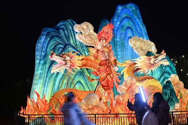 四川自贡：国际恐龙灯会璀璨亮灯