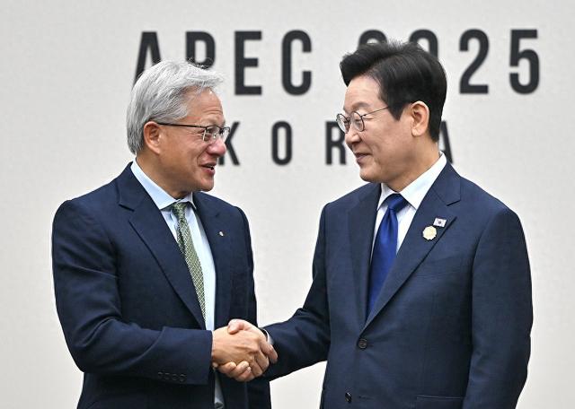 英伟达陷困境！刚给韩26万片芯片，特朗普转头令下，只给美国用！