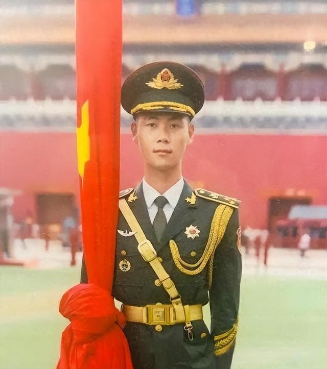 最帅升旗手张自轩大婚不到24小时，荒唐一幕出现	，新娘受无妄之灾