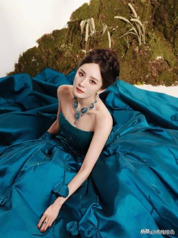 房主任搂着杨幂给女儿录视频，杨幂爽快答应，她激动的要抱杨幂