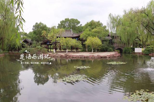 宁波北仑发现一个园林型风景，彩绘长廊与假山瀑布相映，景美如画