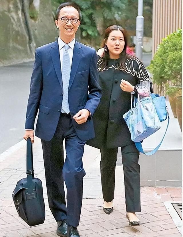 恩爱23年抵不过残酷现实，73岁梁锦松衰老萎缩，47岁伏明霞正美貌