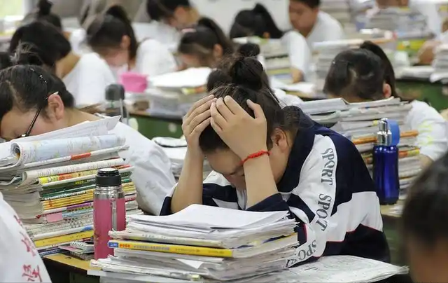 教育部扔下重磅炸弹：2026年开始	，全国一律不准再买校外商业试卷