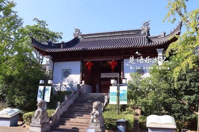 浙江绍兴少有人来的湖泊，景观步道被红杉掩映，平日秀丽秋色更美