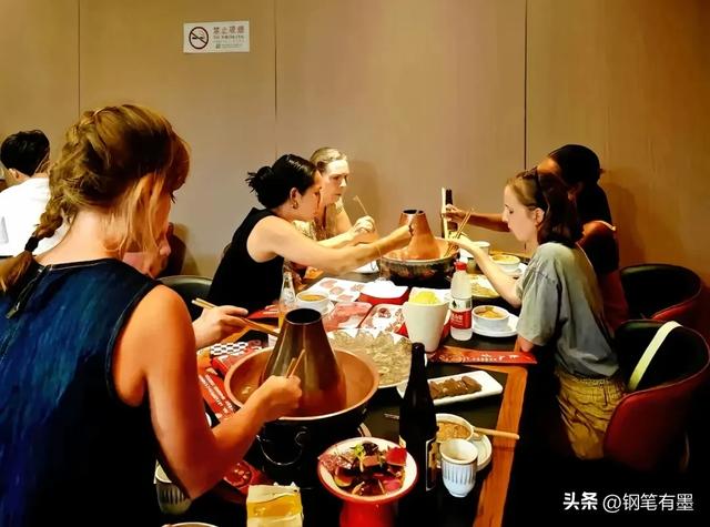 明天离开北京，黄楼跟养父母吃铜锅，筷子用的很好，翻译发文告别