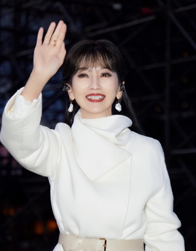 太炸裂！72岁赵雅芝被曝遭私生上床拍照，樊振东的担忧再次应验了