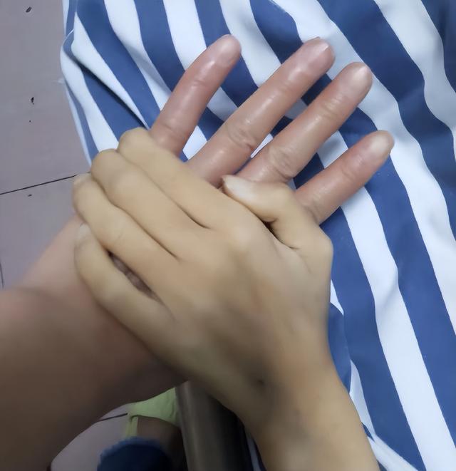 21岁大三女生癌症去世！临终视频曝光：紧握妈妈的手不松开