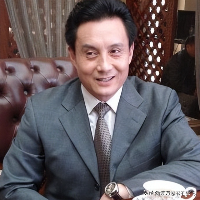 他被谢霆锋打成重伤，发妻6次流产绝情离开，如今街头卖卤肉为生