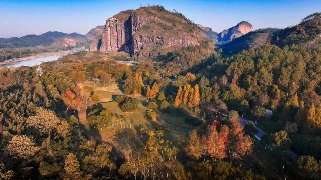 联动抖音官方ip“来江西晒个秋”带你玩转鹰潭，跟随旅游主播，打卡秋日同款场景！