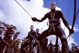 在危险的印尼巴布亚省，寻找真实存在的食人族图片