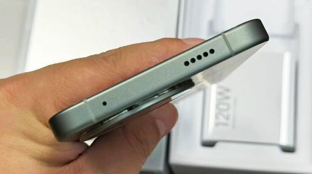 主打超级外放的国产红米旗舰机，电池升级到7520mah，耐用更好用