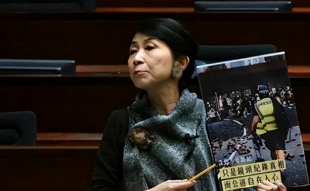 苍天饶过谁！拒唱国歌否认中国籍，俩儿子落户国外，她现状如何？