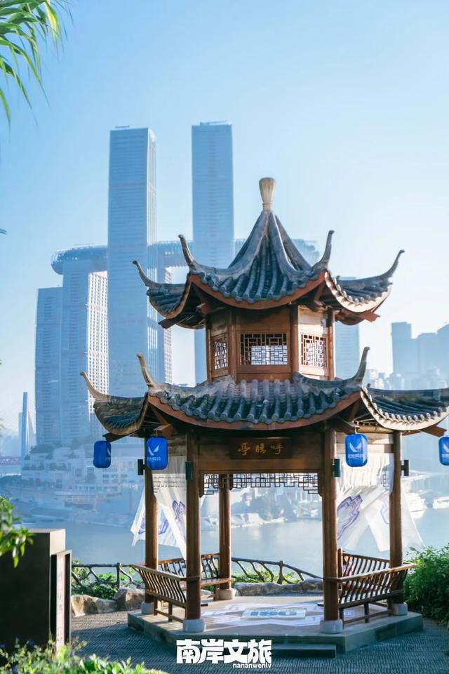 赛博奇幻的古今同框在重庆南岸具象化了！