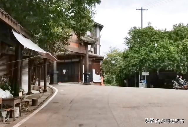 成都龙泉山被冷落的古场镇，街上空无一人，美食诱人被严重低估！