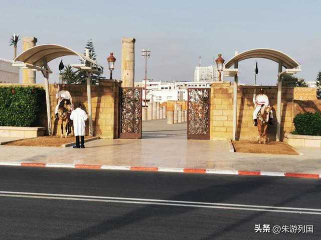 蓝白巷弄与敞门面包车，摩洛哥的荒诞与真实