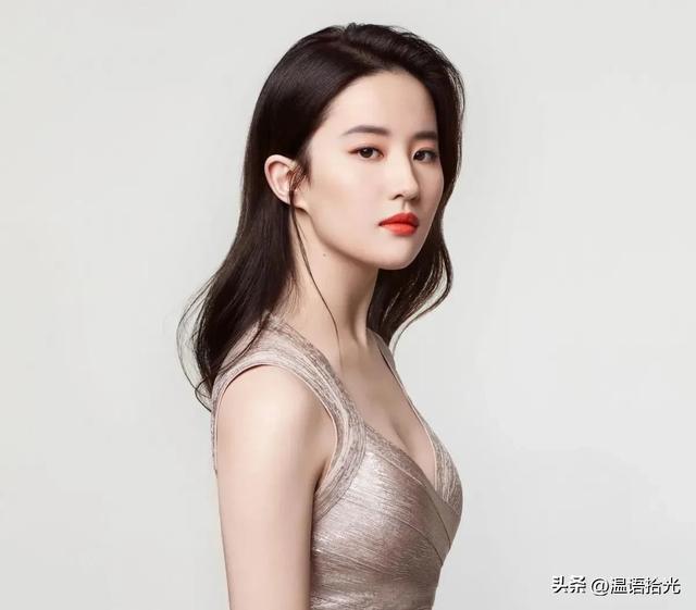 女人暗示亲密关系，会有几个表现，掩不住的信号，男人别装傻