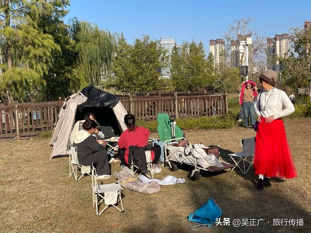 九江琵琶湖畔：阳光、帐篷、游人