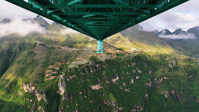 地球裂缝上的奇迹：花江峡谷大桥，横竖都是第一的工程传奇