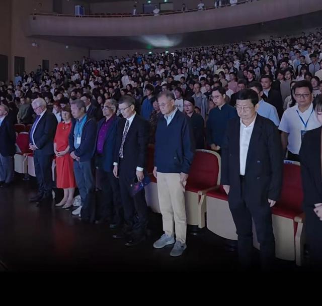 杨振宁去世后，49岁翁帆或没想到，因恢复中国籍 长期捐赠名誉飙升