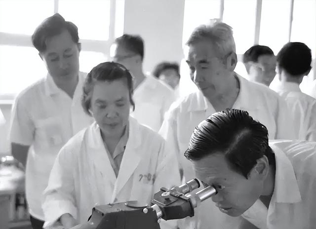 杨振宁葬礼：翁帆哭到眼通红，74岁长子缺席，孙辈抱遗像送行