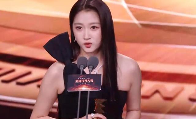 与鹿晗分手传闻七个月后，关晓彤成功破局，高调官宣喜讯全网恭喜