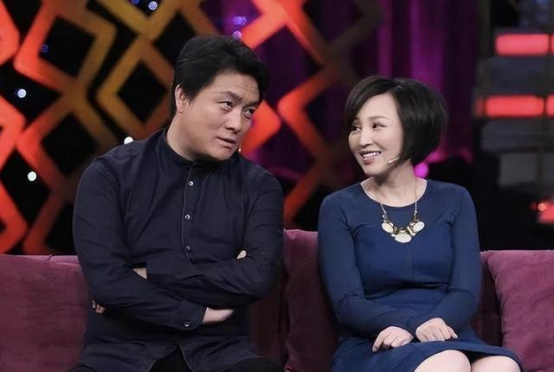 她19岁与导演私奔，在地下室裸婚连生3胎，今被丈夫用7部剧捧红