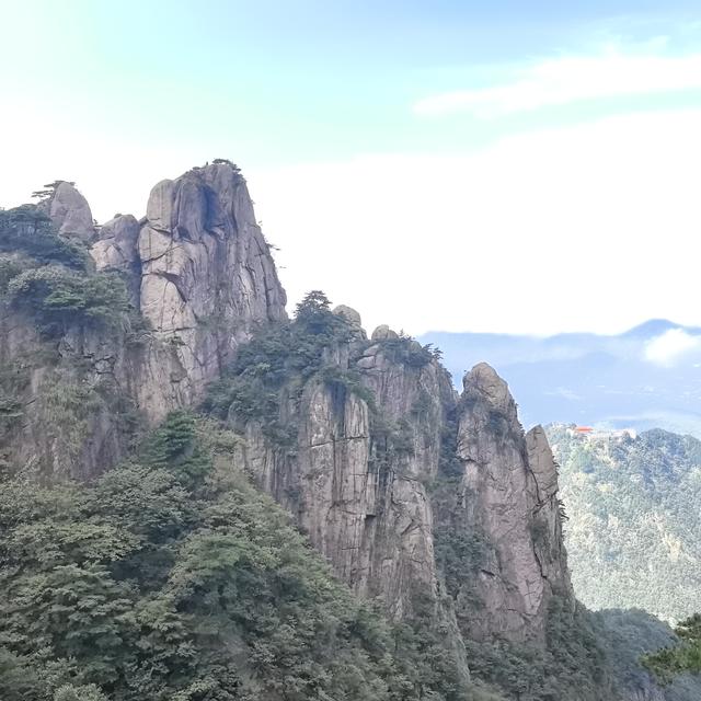 九华山是佛教名山地藏菩萨道场，景区很大，有自然景观与众多佛殿