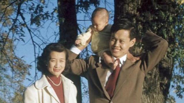 18年，杨振宁儿女从美国来看望父亲与翁帆，一家人在三峡其乐融融