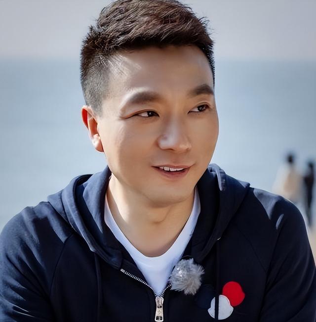 "央视一哥"康辉，丁克一辈子	，却在四十岁接到一通电话让他后悔
