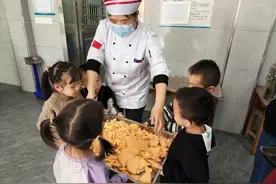 平江县幼教中心第一幼儿园：“薯”你最棒，萌娃巧手制丸子图片