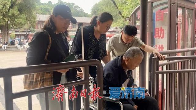 堵车不堵心，人多不误景，云边银杏正温暖风影