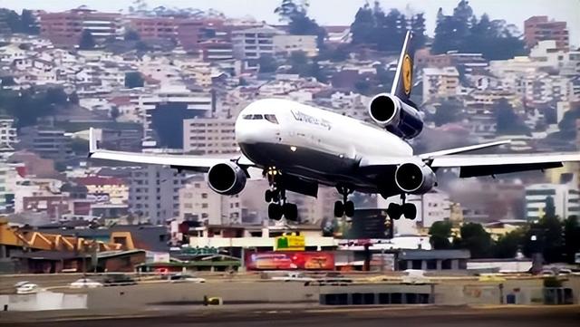 政府关门35天终于酿成大祸？一架波音飞机撞向大楼，现场惨烈