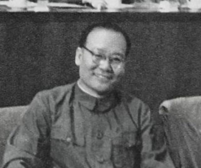 他曾是毛主席选定的接班人之一，犯下一个错误，1980年主动辞职