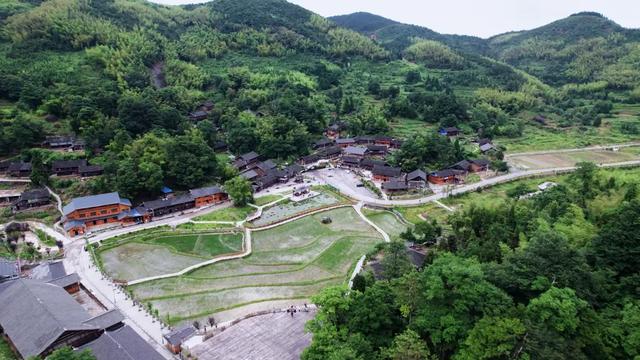 湖南海拔1300米的高山中藏着一个神秘村子，风景不输江西篁岭