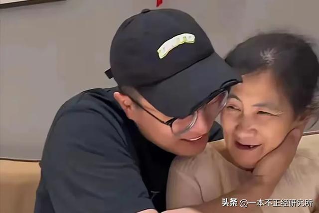 32岁男子把58岁妈妈锁家里,一起洗澡睡觉,就连出门都是形影不离