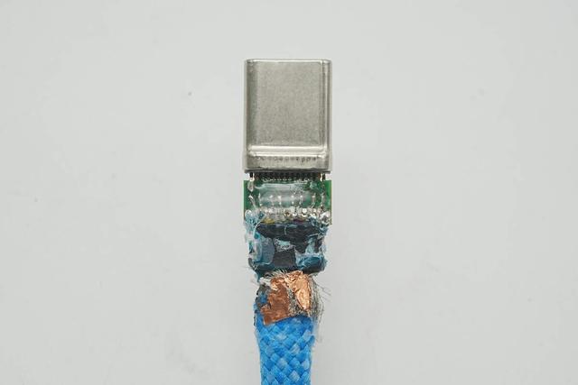 兼顾240W快充和40Gbps高速传输，异泽磁吸编织数据线拆解