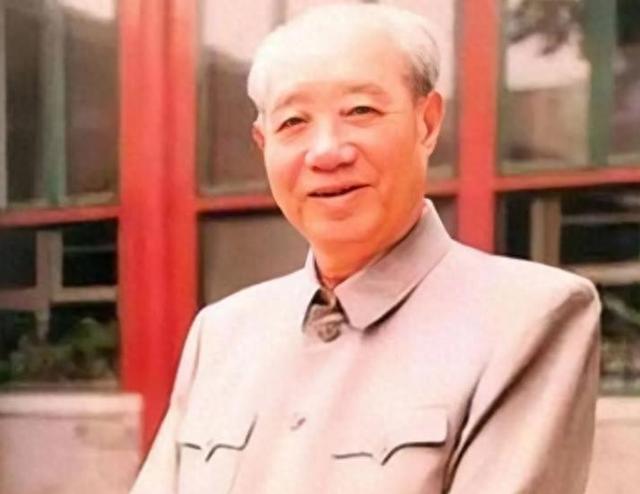 贴身保护毛主席30年，汪东兴晚年后悔道：当年瞎了眼让主席用此人