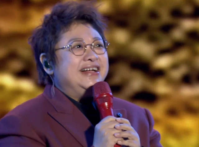 贪污上亿、假慈善？被实名举报的韩红，如今连坐椅子都成了“错”