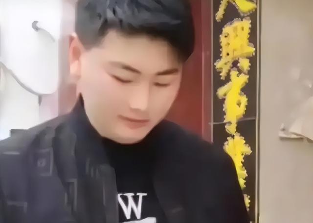 难怪陈亚男伤感	，再看大衣哥现儿媳，她跟人在处事上就差了两个字