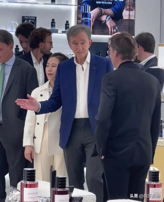 太古汇偶遇世界级首富，大热天穿西装视察产业，76岁了还这么努力