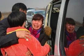 1992年河南警察3岁女儿被拐，23年找到后养母骂道：他太没良心了图片