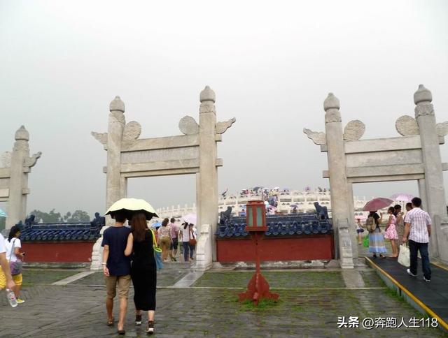 古木参天、绿草如茵，天坛景色秀