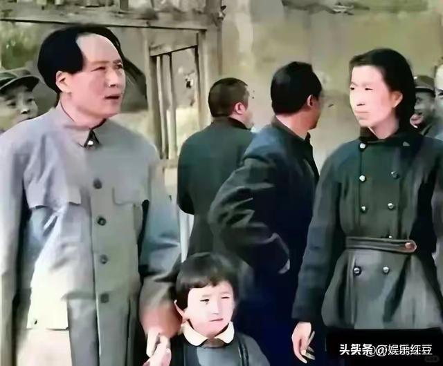 毛主席一家四口合影，四人脸上全是笑意，李讷紧挨毛主席