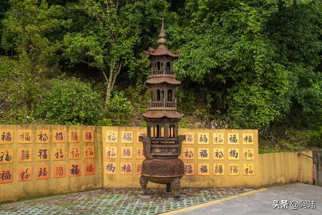 临崖而建的萧山福庆寺,来历有点神秘却香火旺盛,当地影响力甚广