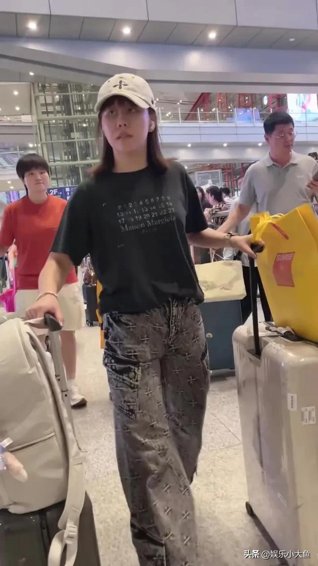 陈幸同结束横滨赛已抵达北京机场路透，穿黑色短袖又酷又飒！