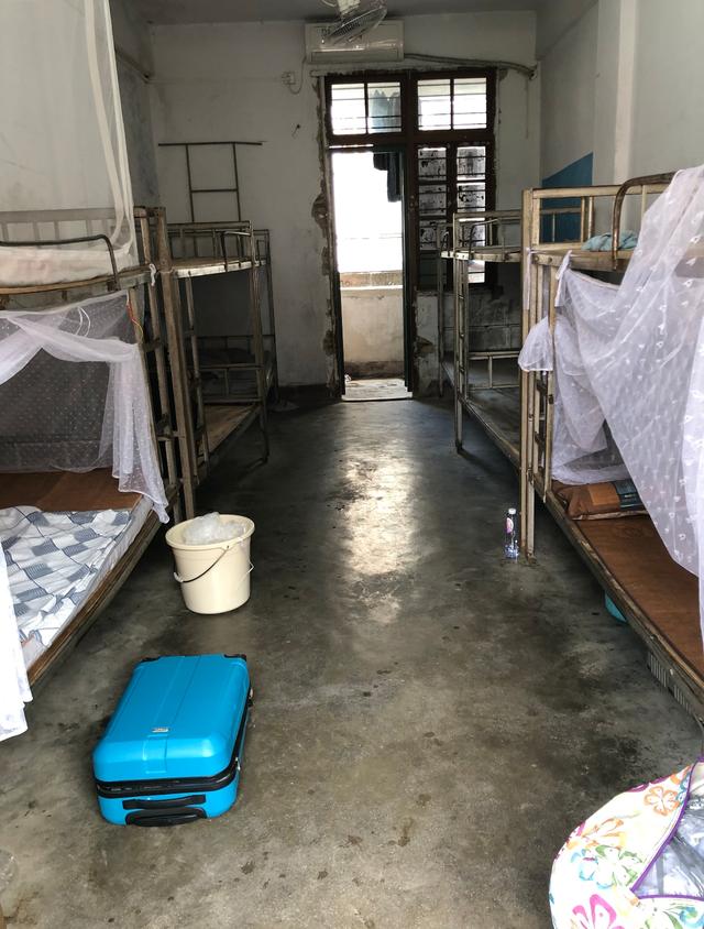 和老公住在工地宿舍!一个屋子里5对夫妻，大家互相做事都很自觉