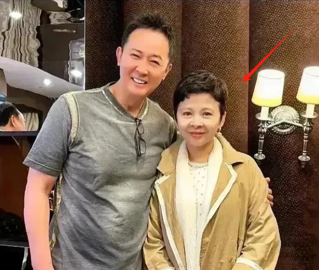 62岁毛阿敏与63岁董文华罕见同框！一个豪门守寡，一个风采依旧
